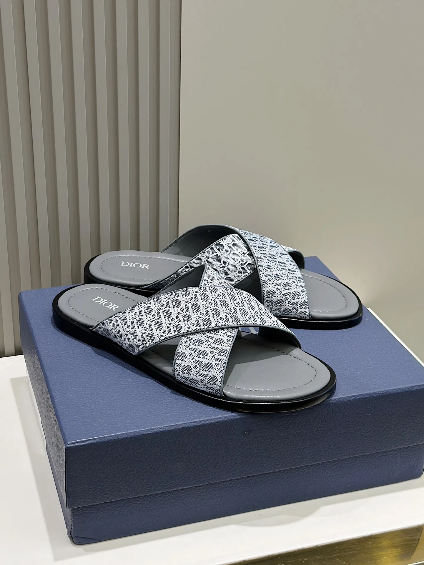 P320 [DIOR] Size 39-44 (38.45 custom-made) 2024ss Dior’s latest men’s slippers are a must-have. Dior Alias ​​Men's Genuine Leather Slippers This summer new Alias ​​sandal embodies a casual and elegant style. Carefully crafted from grained cow leather and Oblique printed fabric, with cowhide lining! Cross-strap design with metal-clad brass CD Diamond logo. The imported cowhide leather and rubber sole adds sophistication and comfort, while Oblique print-effect anti-slip panels add style.
